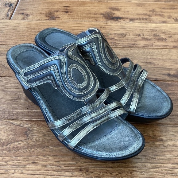 Naot Metallic Pewter Platform Wedge Slide Sandals Comfort Size 41 - Picture 11 of 11